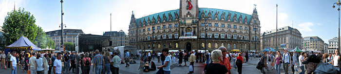 Der Hamburger Rathausmarkt zwischen zwei Konzerten