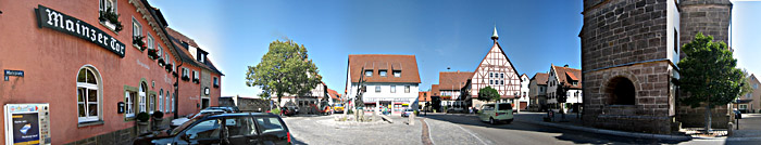Der Marktplatz in Waldenburg mit dem Hotel Mainzer Tor