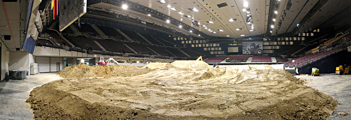 Vorbereitungen zum MotoCross - Wochenende in der Stadthalle