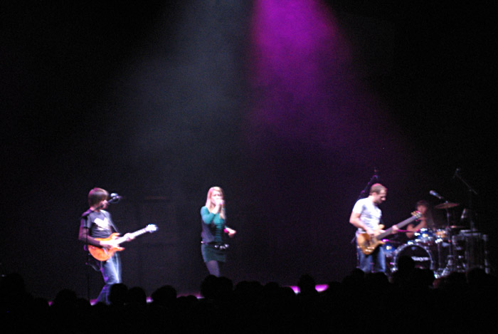 She Says als Vorband von Bryan Adams in der Wiener Stadthalle