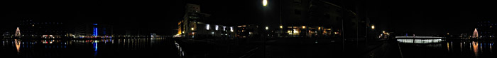Der Duisburger Innenhafen bei Nacht
