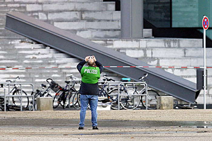 Träger am Berliner Hauptbahnhof; Copyright ap/www.netzeitung.de