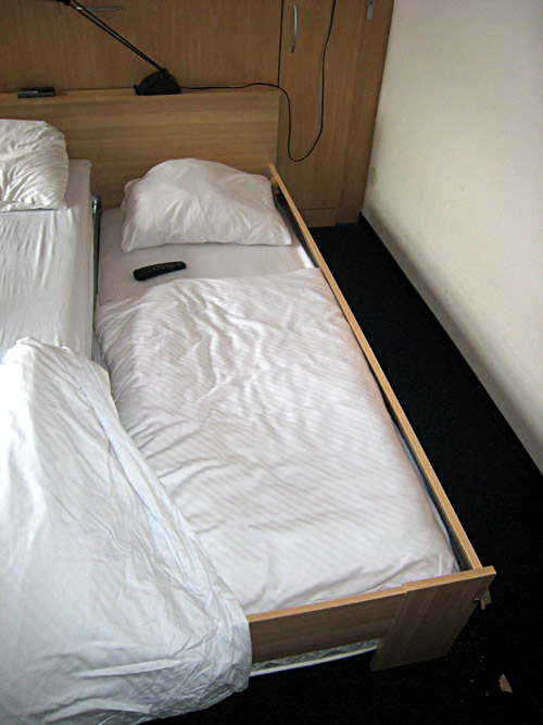 Das zusammengebrochene Bett im Hotel Residenz 2000 in Berlin