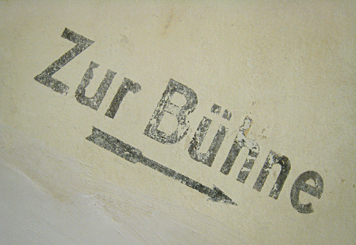 Zur Bühne