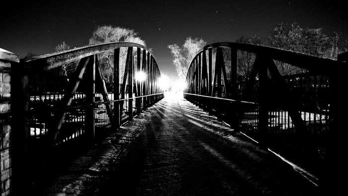 Brücke bei Nacht; Copyright www.thinsite.net