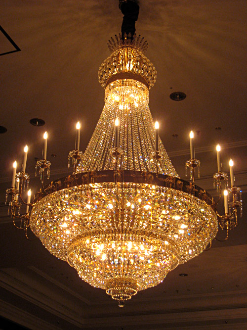 Einer der Ballsaal - Leuchter im Ritz - Carlton Berlin