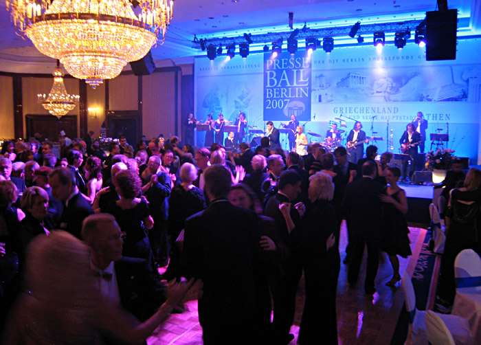 Das Dirk Jecht Orchester beim Presseball im Ritz - Carlton in voller Aktion