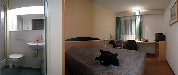 Mein Zimmer im Hotel Ibis Frankfurt Airport in Kelsterbach; für ein größeres Photo klicken