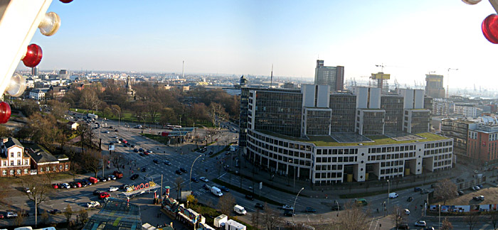 Blick aus dem Riesenrad auf den Hamburger Hafen; für ein größeres Bild einfach klicken