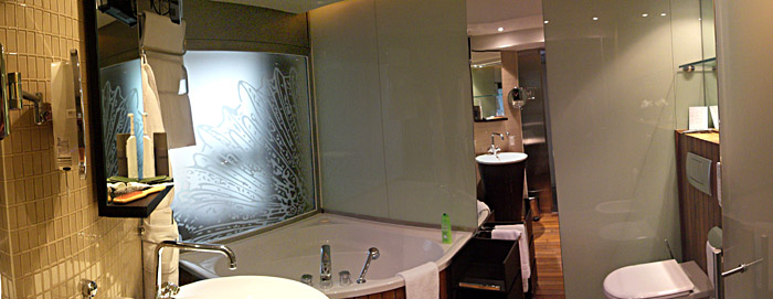 Das Badezimmer meines Hotelzimmers im Le Méridien in Monte Carlo