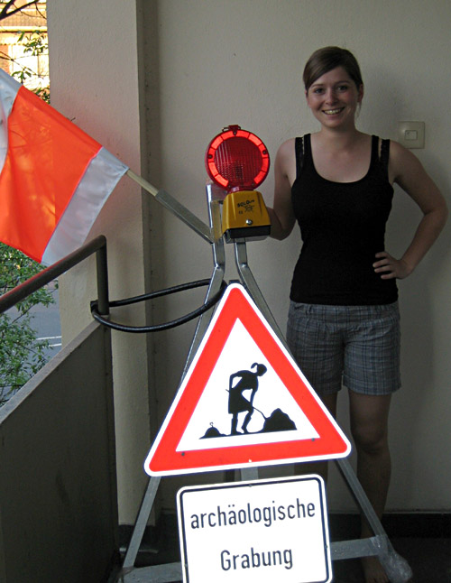 Meine Tochter mit ihrem neuen Bauarbeiter - Schild