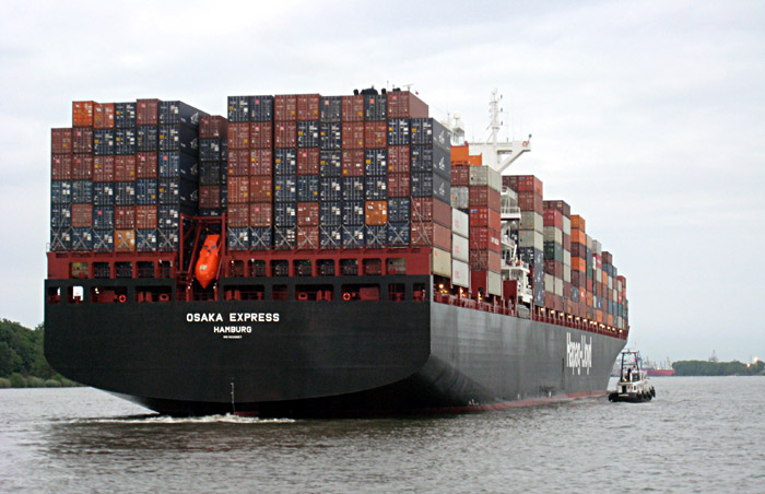 Ein Containerschiff mit Heimathafen Hamburg