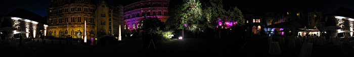 festlich beleuchteter Hof im Heidelberger Schloß; Bild größerklickbar