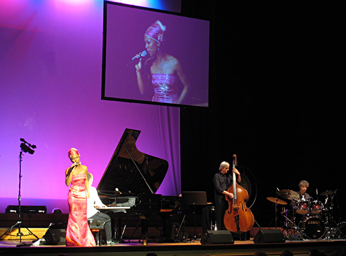 Maud Rakotondravohitra beim Konzert von Joja Wendt in der Musikhalle/Laeiszhalle Hamburg