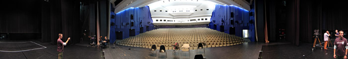 Blick von der Bühne ins Publikum im Forum Leverkusen; Bild größerklickbar