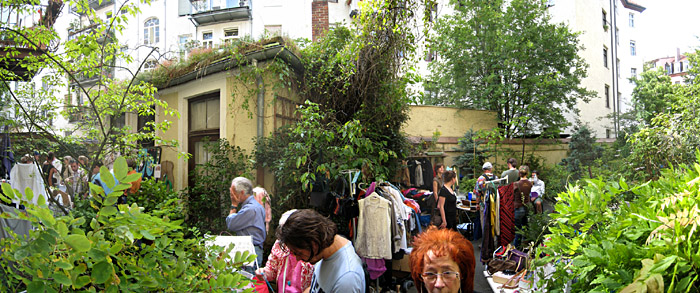 Im Hof eines Teilnehmerhauses der Glockenbach Hofflohmärkte; Bild größerklickbar