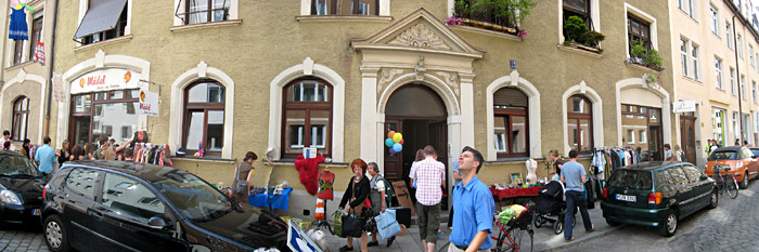Die Glockenbach Hofflohmärkte in München; Bild größerklickbar