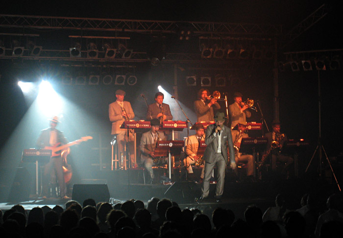 Roger Cicero mit seiner Bläserabteilung beim Zeltspektakel in Winterbach