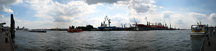 Ausblick auf die Elbe und den Hamburger Hafen von den Landungsbrücken aus; Bild größerklickbar
