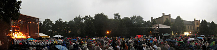 Roger Cicero bei Regen in Bielefeld im Ravensberger Park; Bild größerklickbar