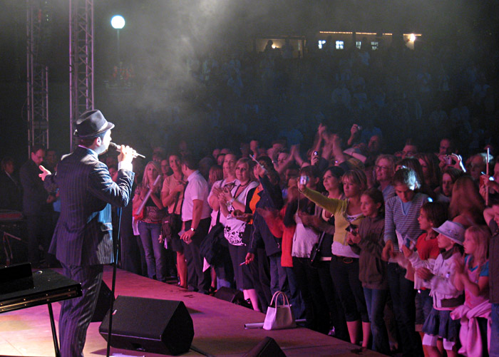 Roger Cicero in der Freilichtbühne Bochum Wattenscheid; Bild größerklickbar