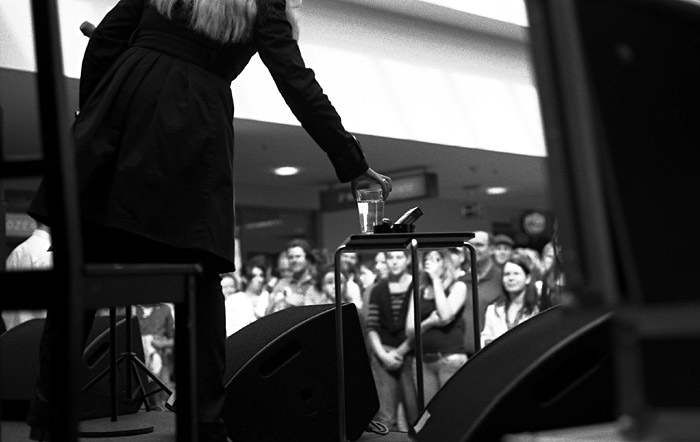 Annett Louisan beim Promogig im MediaMarkt Hamburg Nedderfeld; Copyright: Annette Prüfer