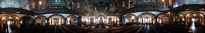 Die Passionskirche in Berlin Kreuzberg von innen; Bild als Panorama klickbar