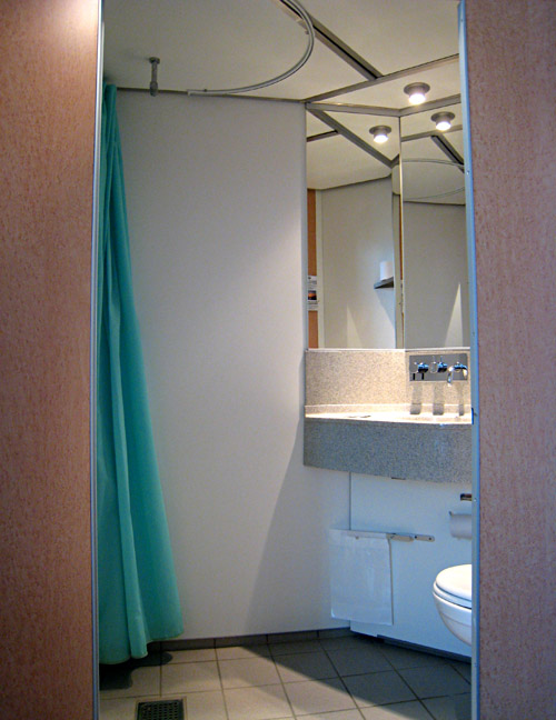 Blick ins Badezimmer des Zimmers 504 im Hotel Cab Inn City, Kopenhagen