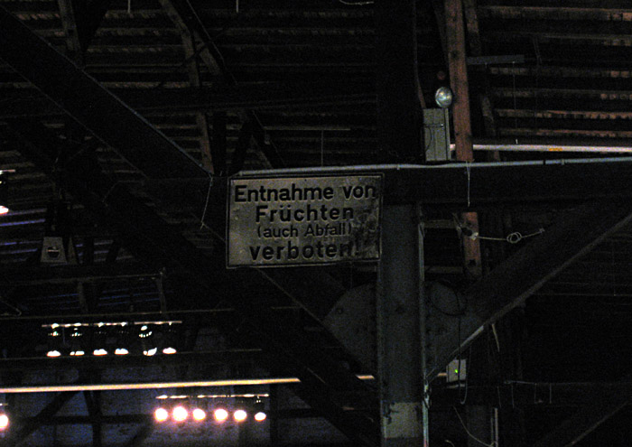 Schild aus alten Tagen im Schuppen 52