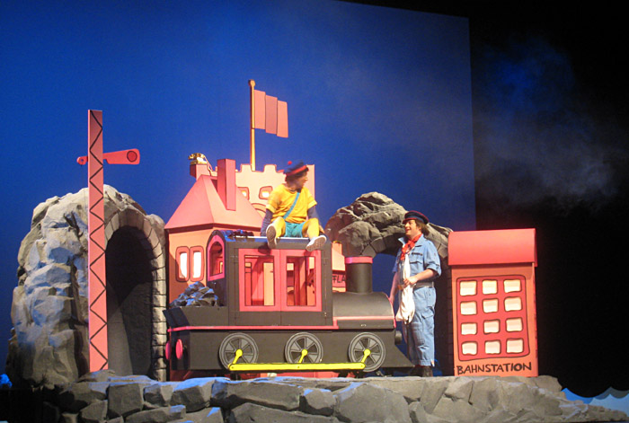Szenenbild aus Jim Knopf und Lukas der Lokomotivführer im Staatstheater Mainz