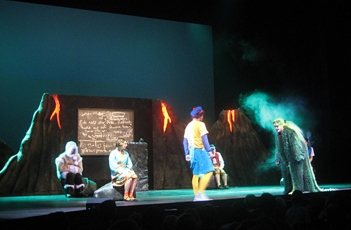 Szenenbild aus Jim Knopf und Lukas der Lokomotivführer im Staatstheater Mainz