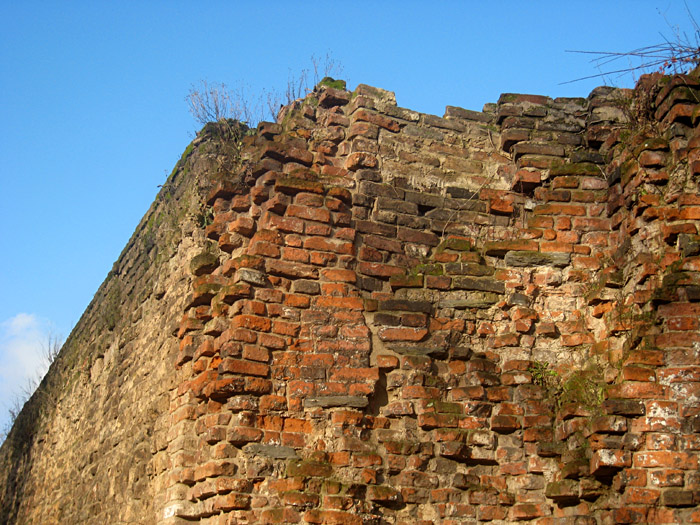 Teil der alten Stadtmauer in Duisburg am Innenhafen