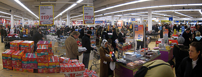 Schlange an der Supermarktkasse; Bild größerklickbar