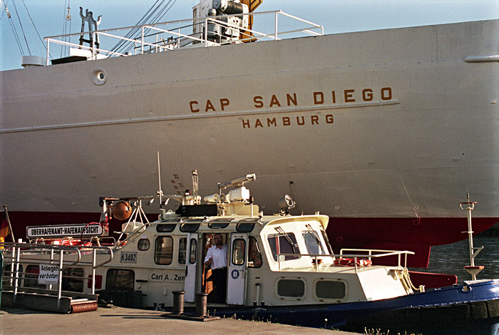 Cap San Diego mit Hafenaufsichtsschiff
