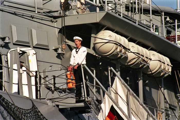 Gangwaywache der Emden beim Hamburger Hafengeburtstag