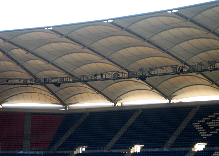 Elektriker auf dem Catwalk des Volksparkstadions Hamburg