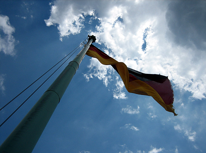 Deutsche Fahne über der Festhalle Frankfurt