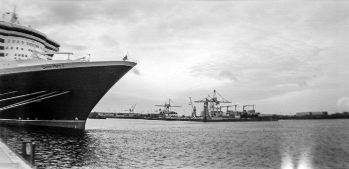 Die Queen Mary 2 in Hamburg