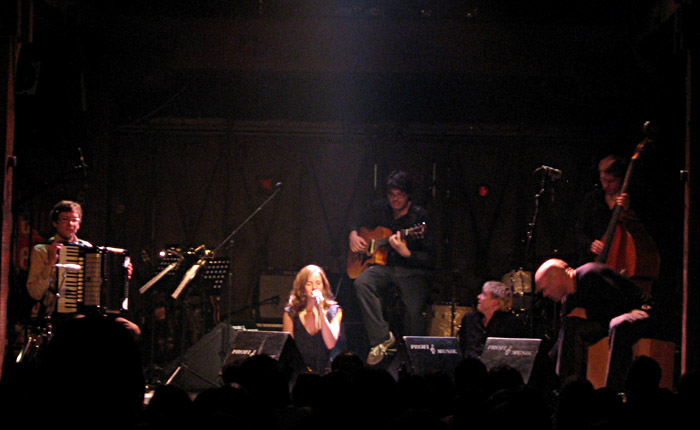 Anna Depenbusch in der Fabrik in Hamburg