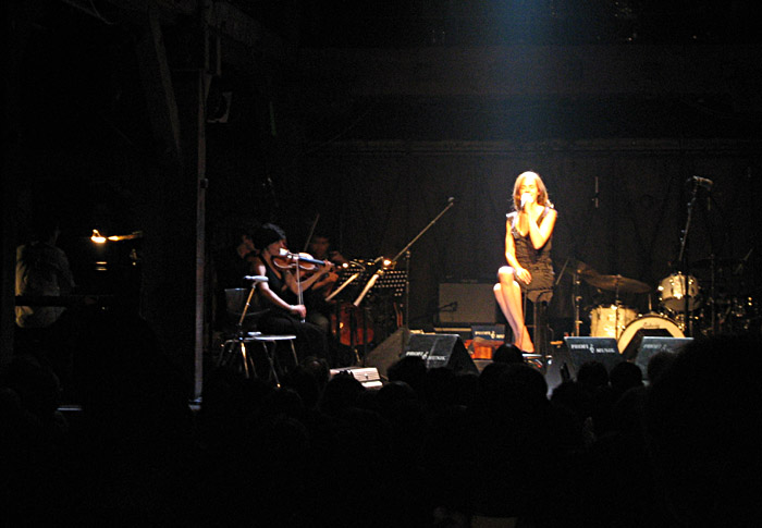 Anna Depenbusch in der Fabrik in Hamburg