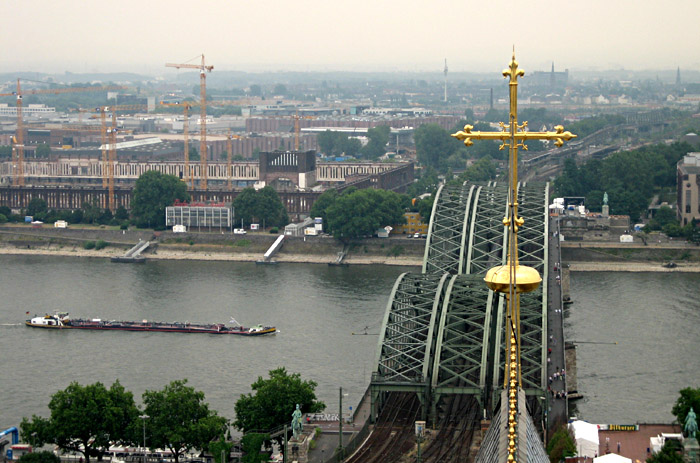Blick vom Dom auf die Eisenbahnbrücke, die Messe und den Rhein