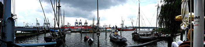 Blick vom Frühstückstisch auf den Museumshafen